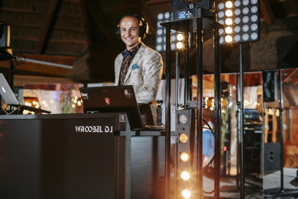 Konsoleta WroobelDJ w drewnianej kabinie z żarówkami