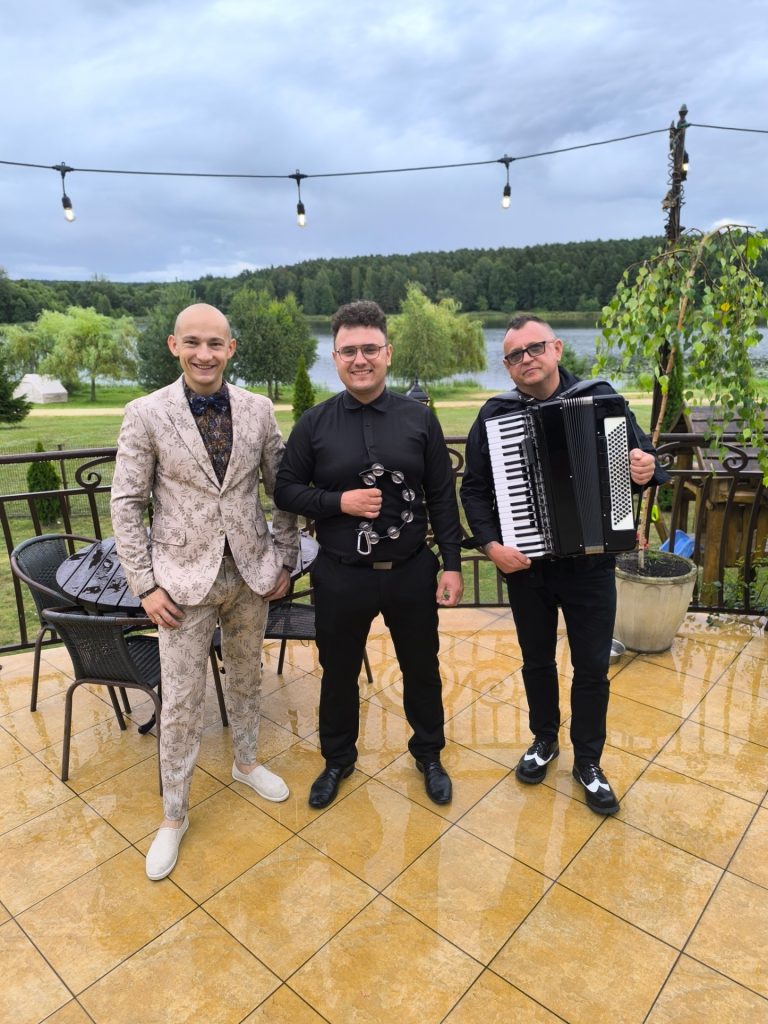 Daniel z muzykami na tarasie przed weselem