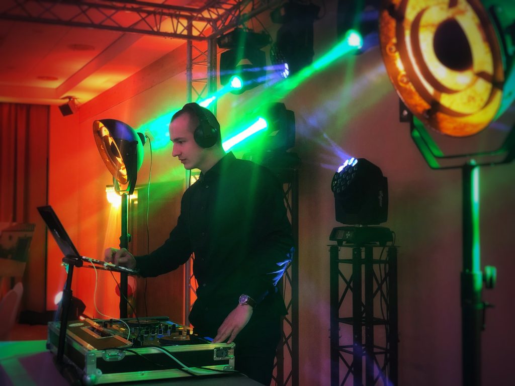 Daniel przy konsoli w zielonych laserach